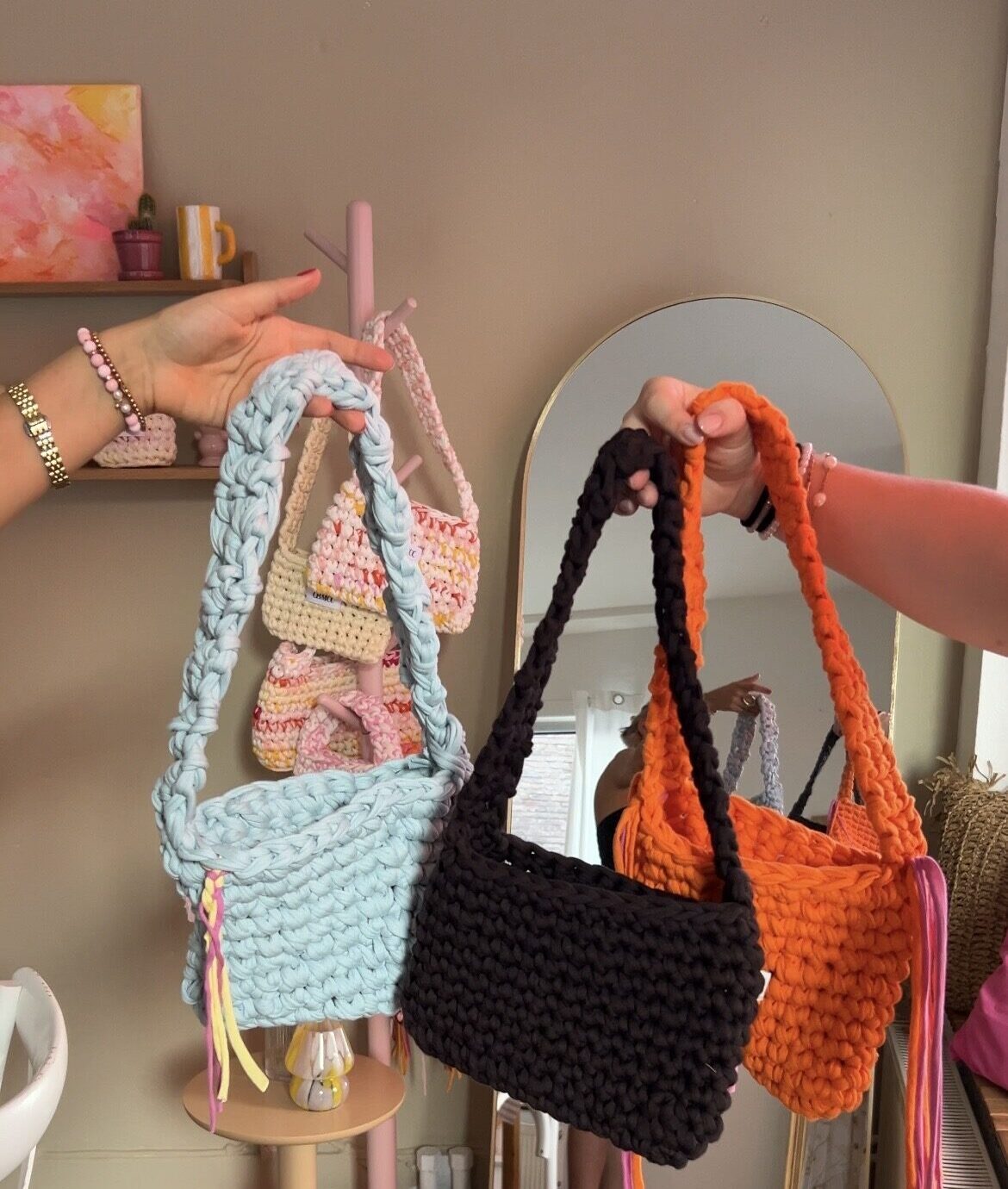 Gehäkelte Taschen vom Häkelworkshop bei makelte studio in Münster